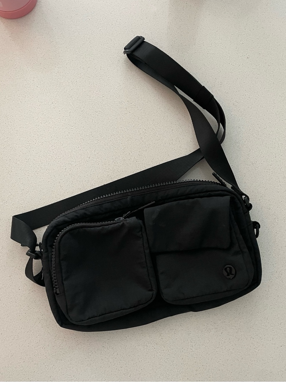 Multi-Pocket Crossbody
Bag 2.5L *Logo
